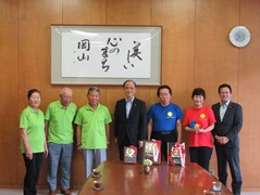 選手と並ぶ大森雅夫岡山市長