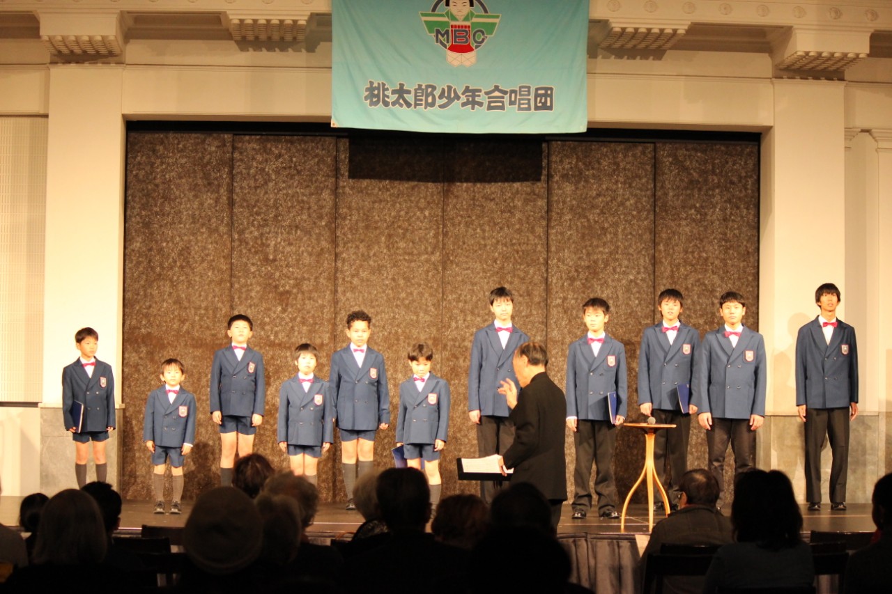 62回定期演奏会登壇中の写真