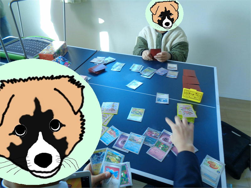 ポケモンカードで遊んでいる様子
