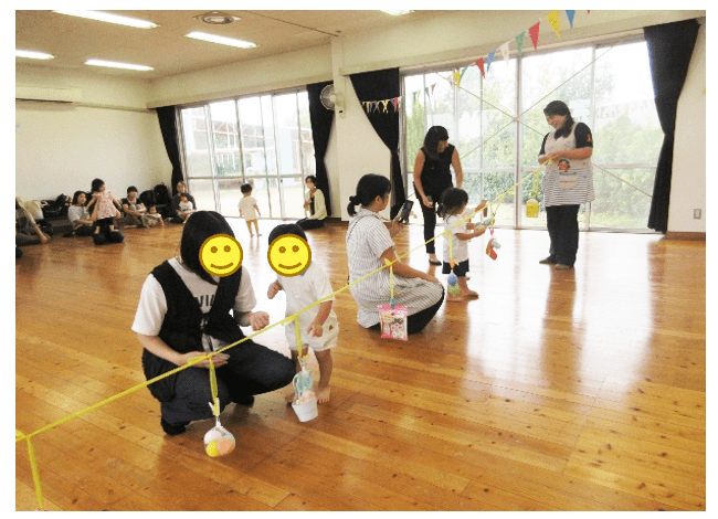 ぶらぶらキャッチをする園児たち