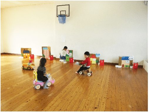 カートに乗って遊ぶ園児たち