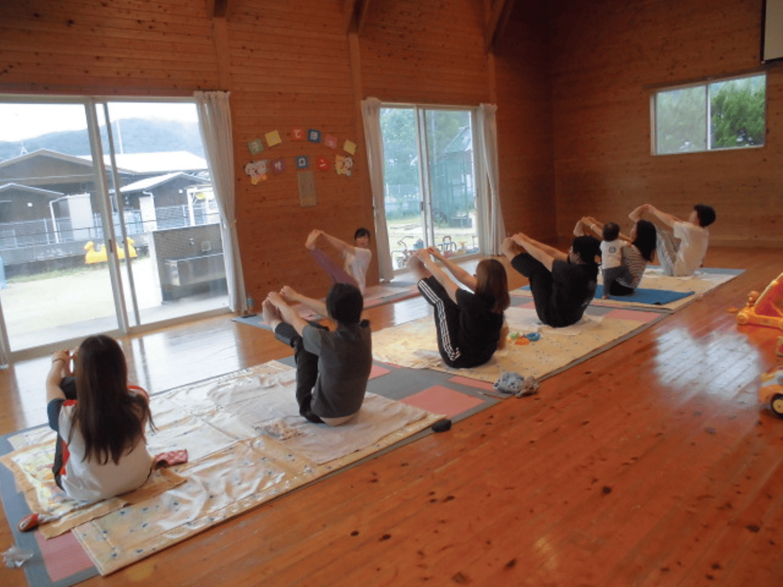 複数の人間がヨガをしている写真