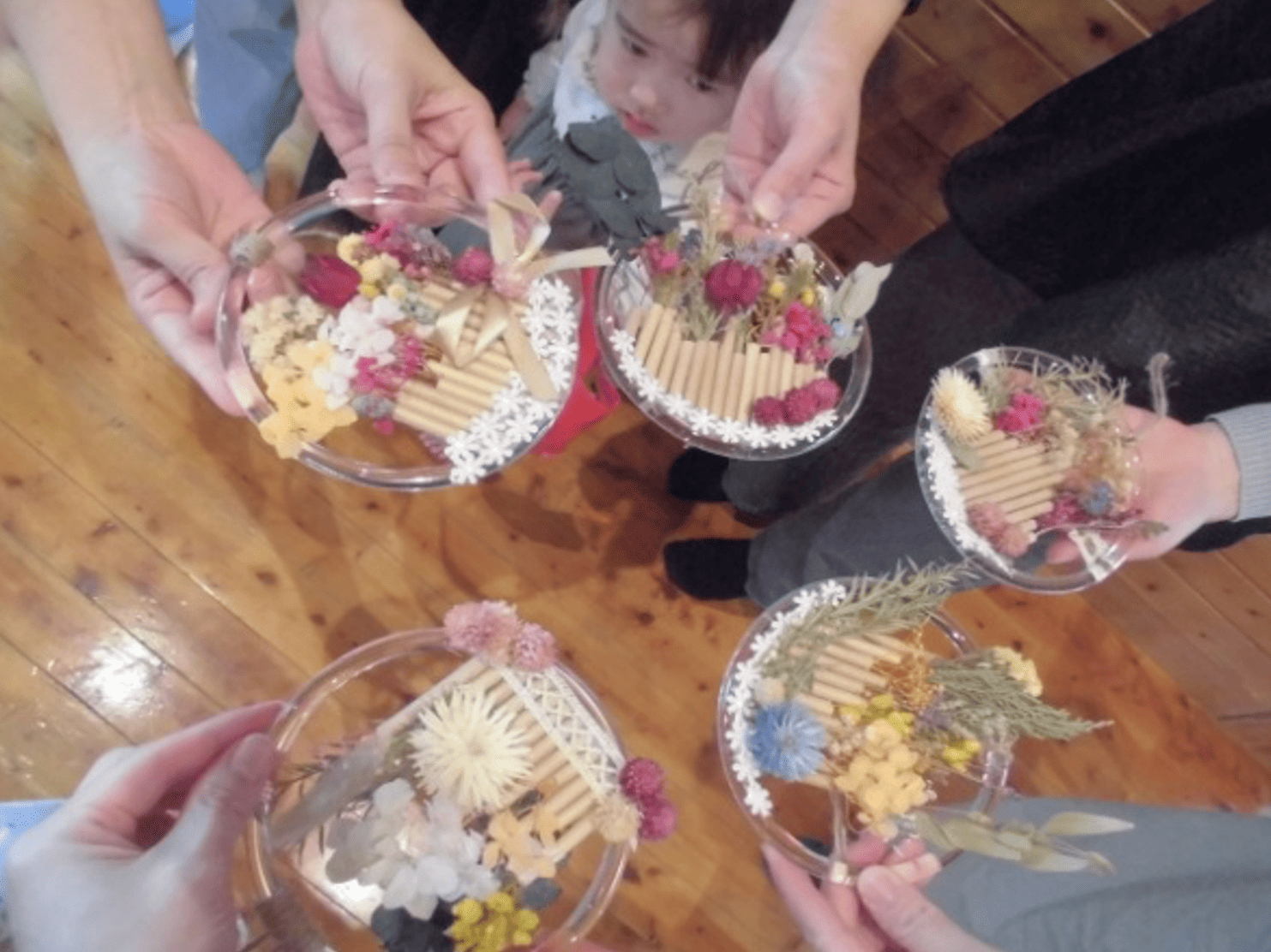 完成した壁飾りを持ち寄った写真