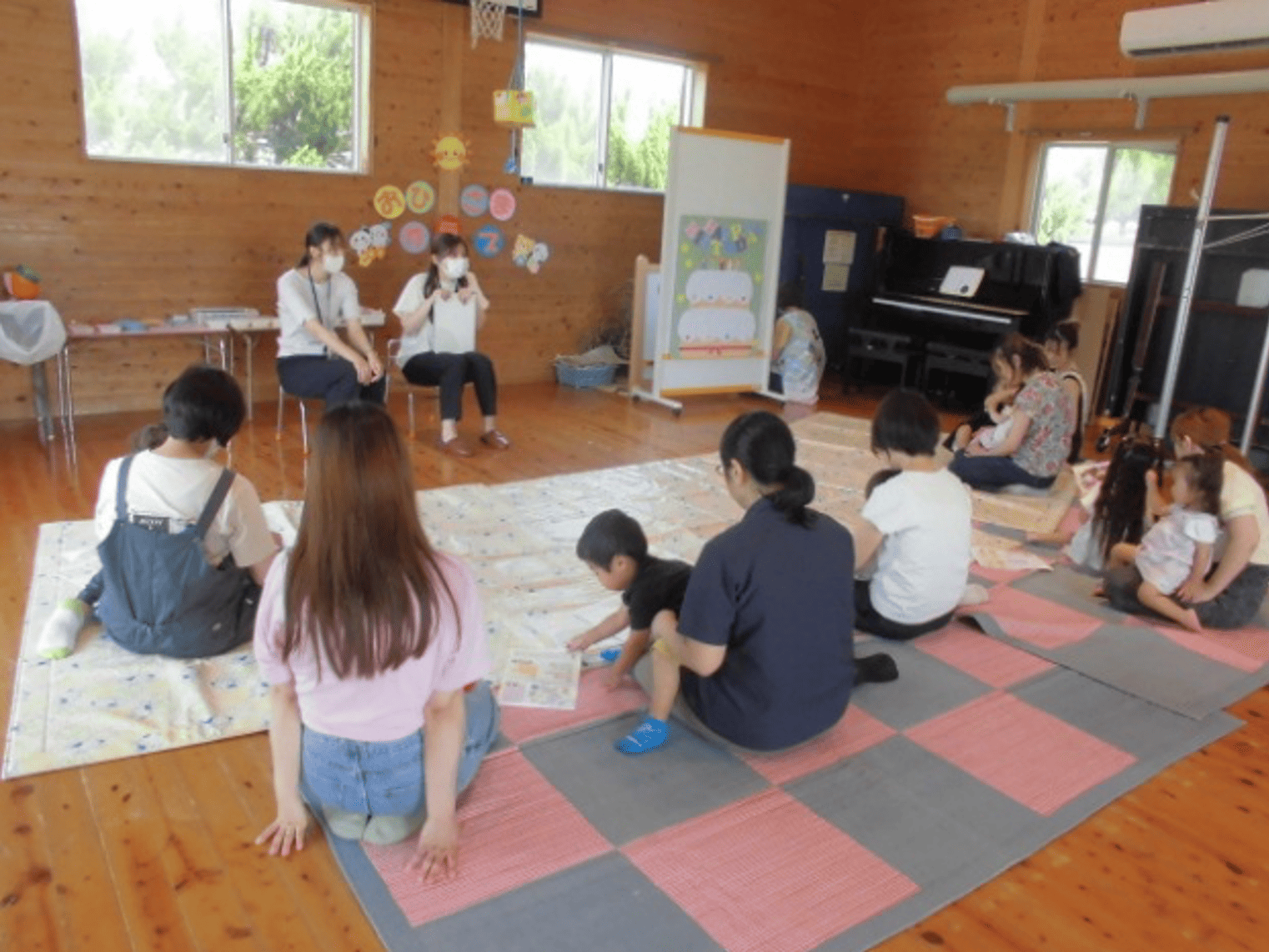 みんなの前に座り説明をする保健師の写真と説明を聞く保護者の写真