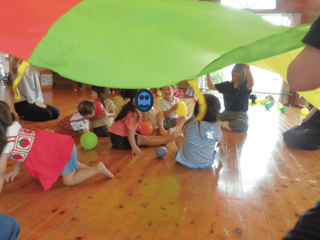 バルーンで遊ぶ子供たちの写真