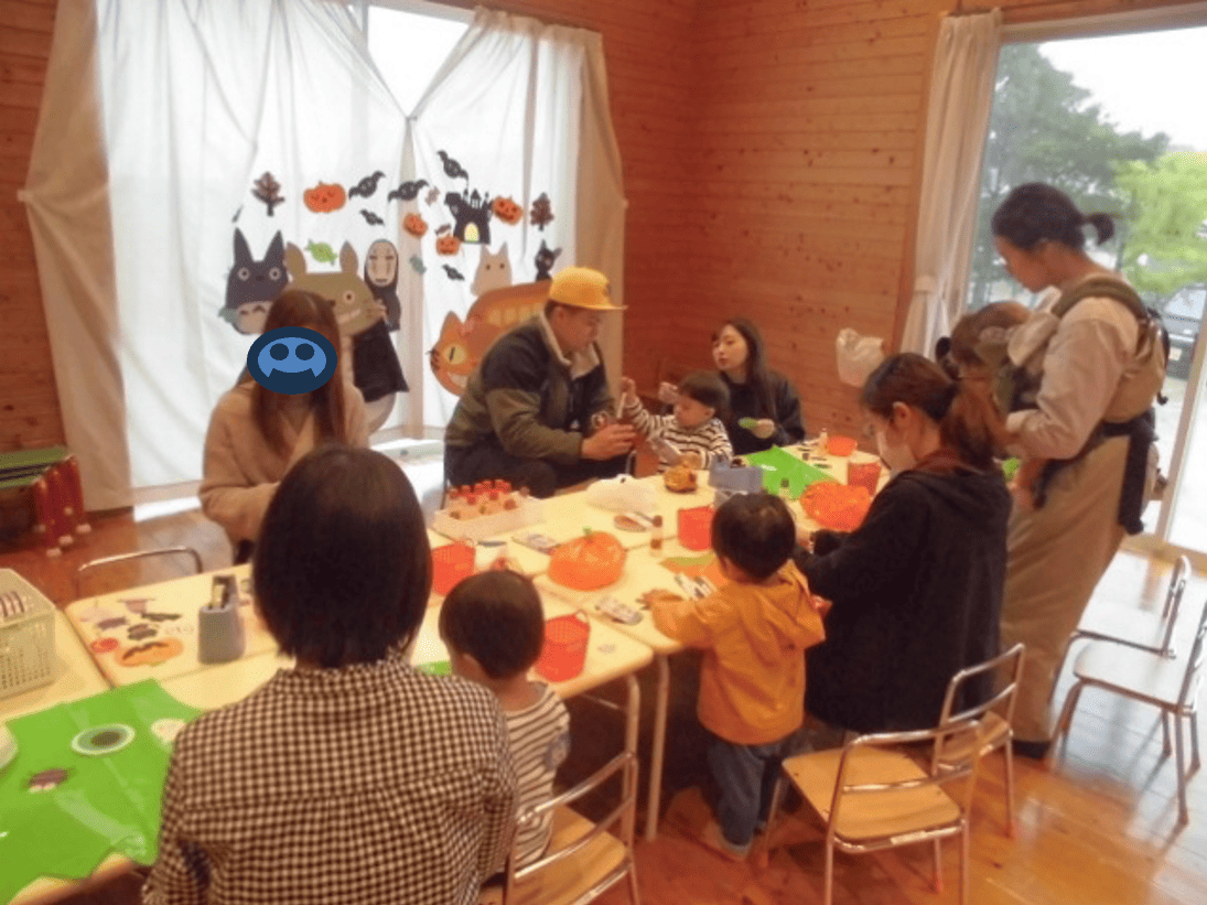 ハロウィンのリース作りをしている親子の写真