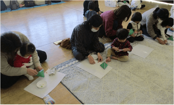 クリスマス工作ですずを作る親子