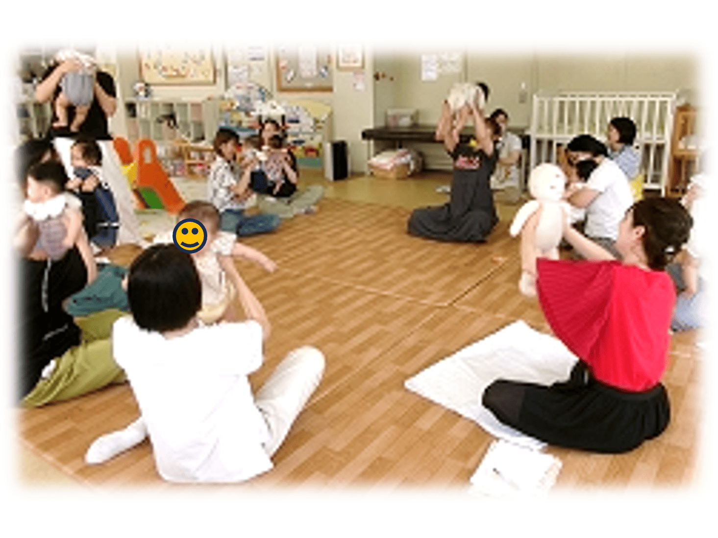 親子でふれあい遊びをしている様子