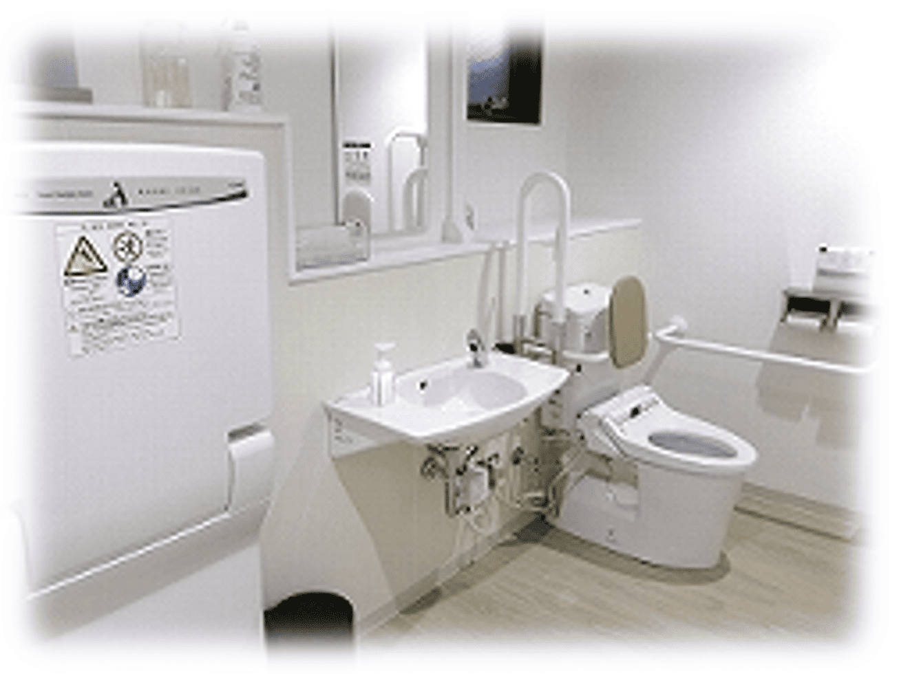 多目的トイレのなかにおむつ交換シートが中にある写真