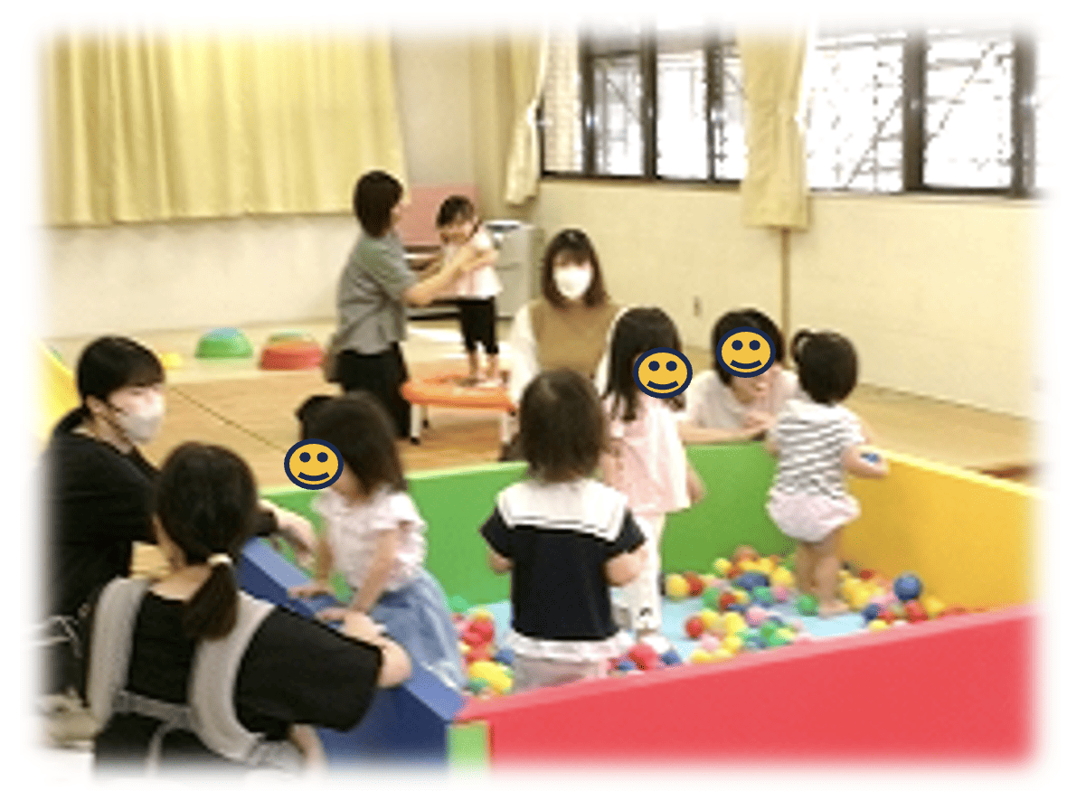 親子でふれあい遊びをしている様子