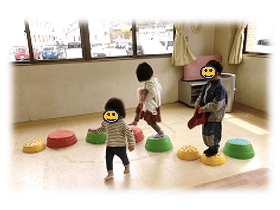 子供たちが室内で石渡りをしている様子