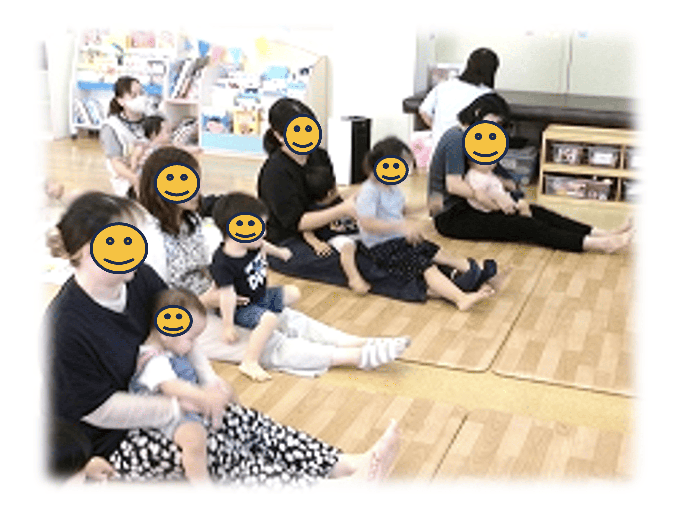 お母さんの膝の上に子供が乗っている写真