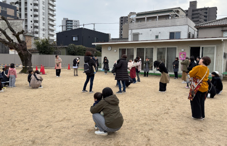 広場に広がってみんなで楽しく手遊び。