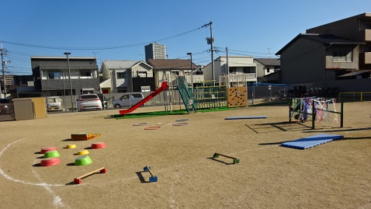 園庭に準備されたサーキットコース。ハードルや飛び石、リングなど。