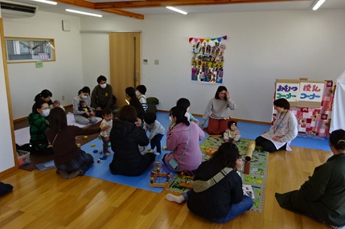 室内で遊ぶ赤ちゃん。ママの交流も深まっています。