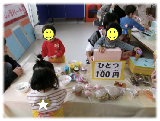 おもちゃの食べ物を買う女の子の様子