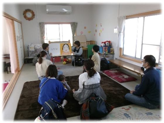 紙芝居の読み聞かせを聞く親子たちの様子1