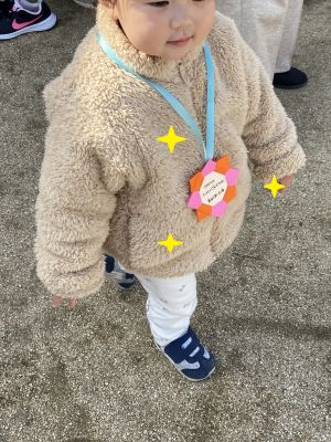 卒業メダルを胸にかけた子ども