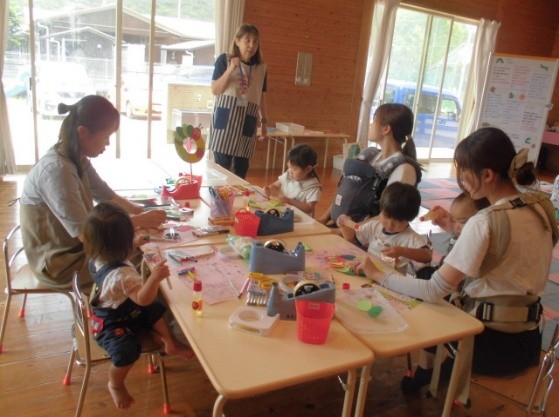 親子で一緒に工作をしている写真