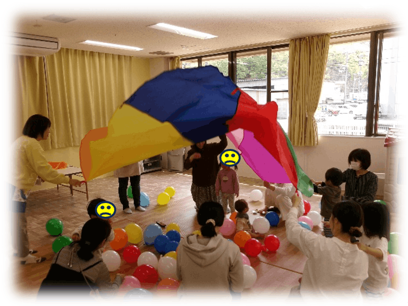 風船とバルーンで遊ぶ園児たちの写真