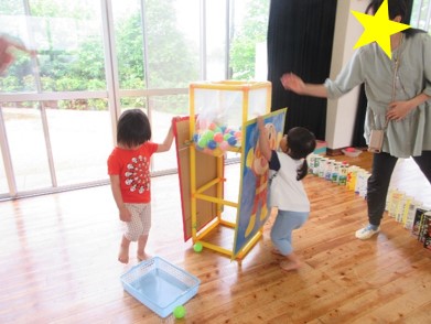 ボール入れで遊ぶ園児