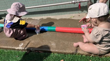 噴水で遊ぶ子どもたち
