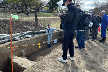 遺構について説明する調査員の写真