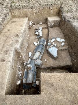 画像の上方から下方へ瓦で作られた暗きょが続く