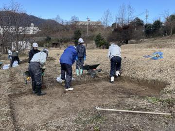 スコップ等で調査地点の表土を剥ぐ様子