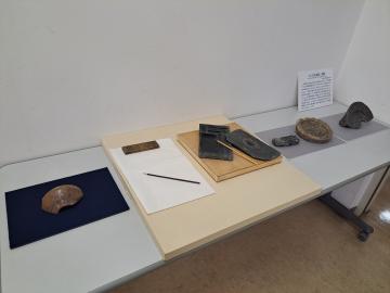 富山城出土の瓦や硯、天目茶碗