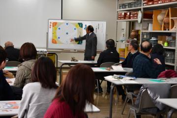 かりうちの遊び方について解説する講師