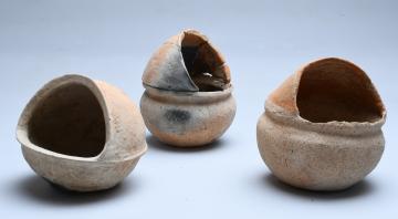 3点の手あぶり形土器の写真