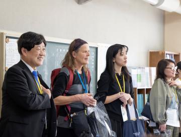 旭操小学校見学の様子