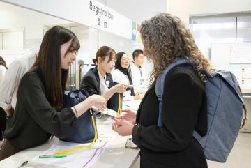 大学生による受付