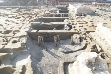 画像の手前から奥へと濠が伸びる