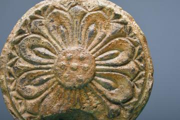 軒丸瓦の瓦当部の写真