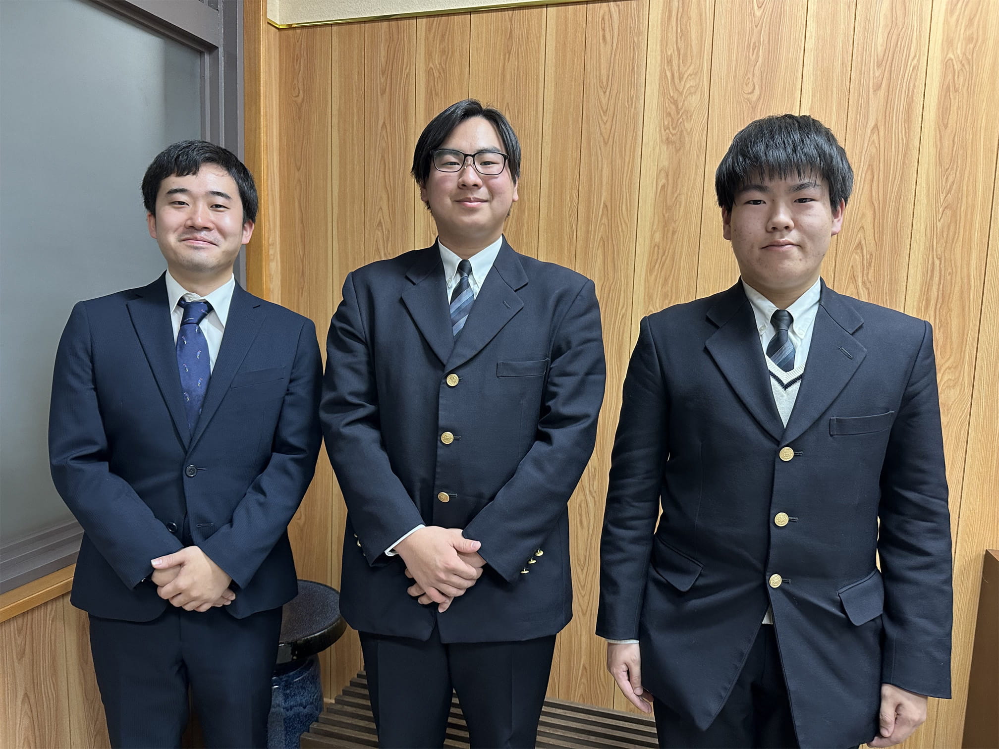 左から松本教諭、永野さん、前田さん