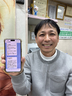 スマホを掲げる花口社長の様子