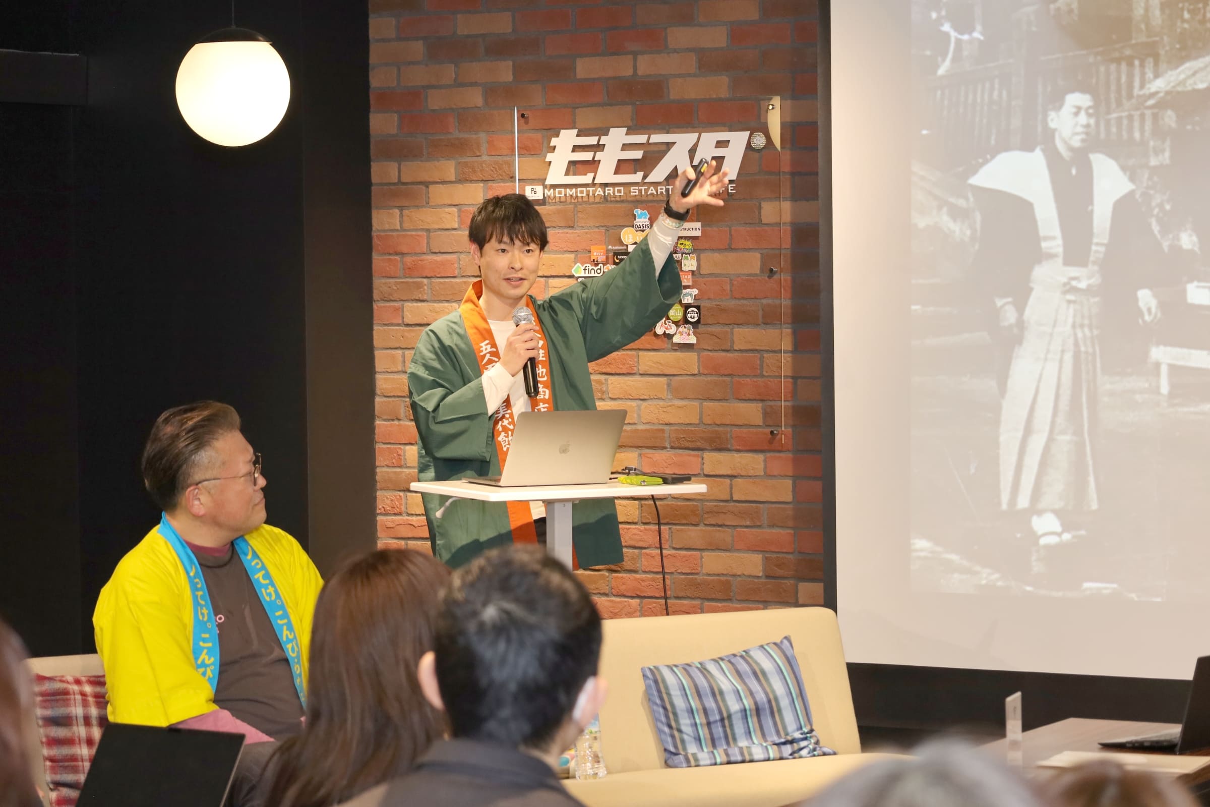 マイクをもって講演を行う池龍太郎氏の写真