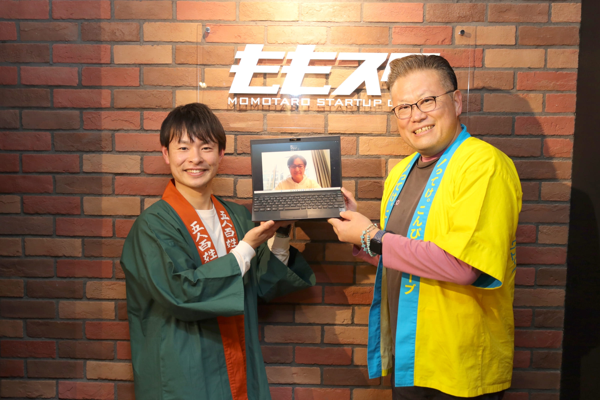 近江淳氏と池龍太郎氏がパソコンを持っていて、そのパソコン内でビデオ通話で写っている楠木泰二朗氏の写真