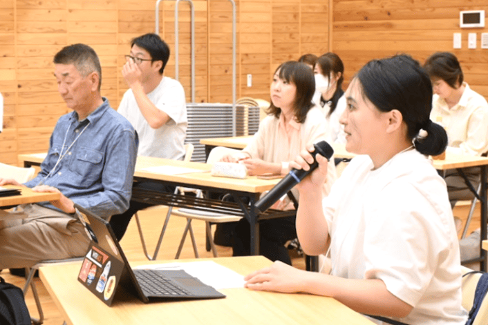 参加者がマイクをもって話している様子