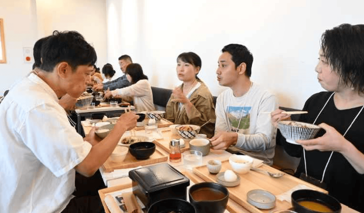 みんなで昼食を食べている風景