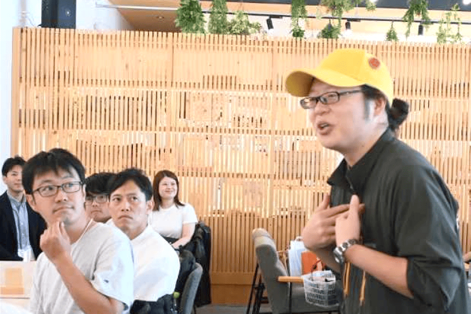 説明している講神航氏の写真