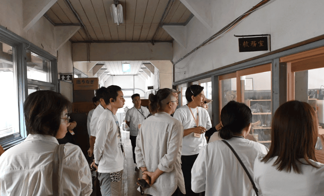 森のうなぎの室内を見学している参加者の様子