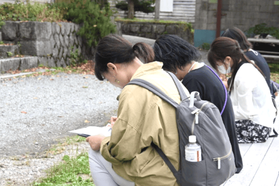 メモを取っている参加者の写真