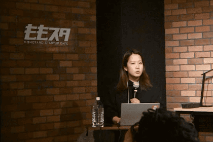 登壇して説明する女性