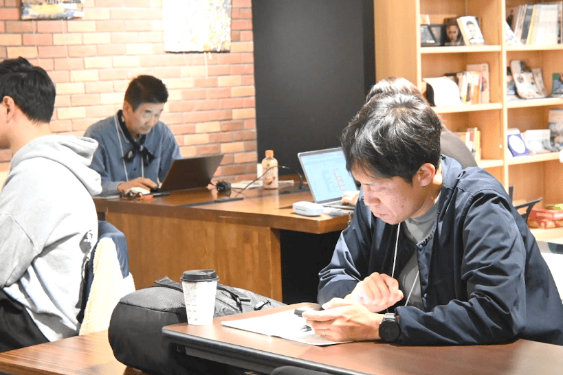 机でテキストを読み込む参加者の写真