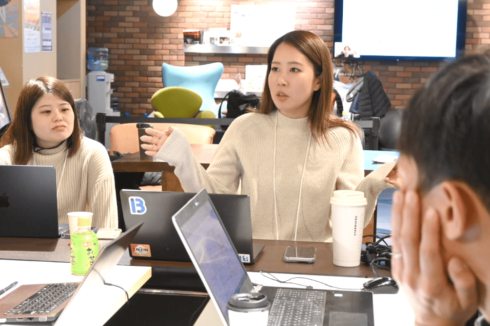 立ち上がって話している女性の写真