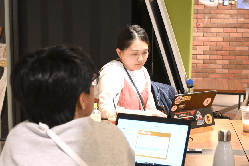 説明を聞く参加者の様子