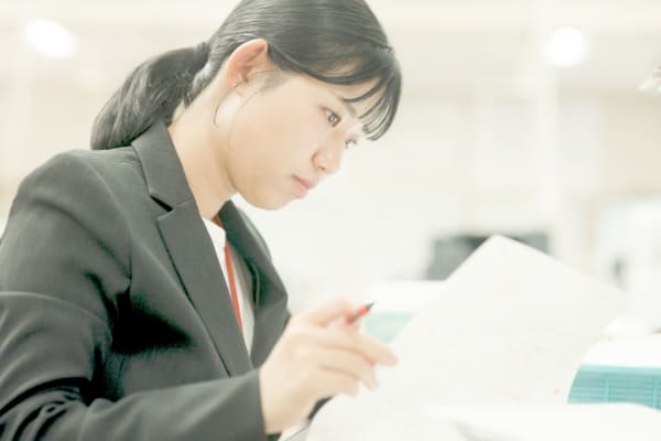 集中して書類を見る先生の写真